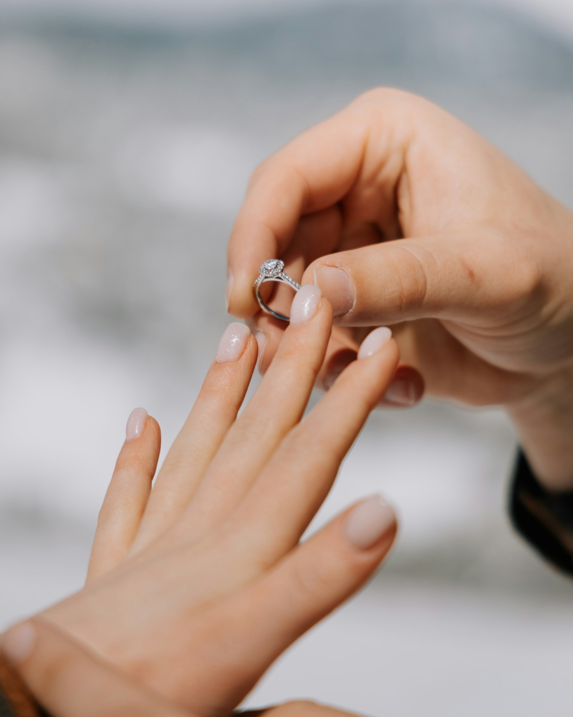 Un uomo che mette l'anello al dito della sua partner