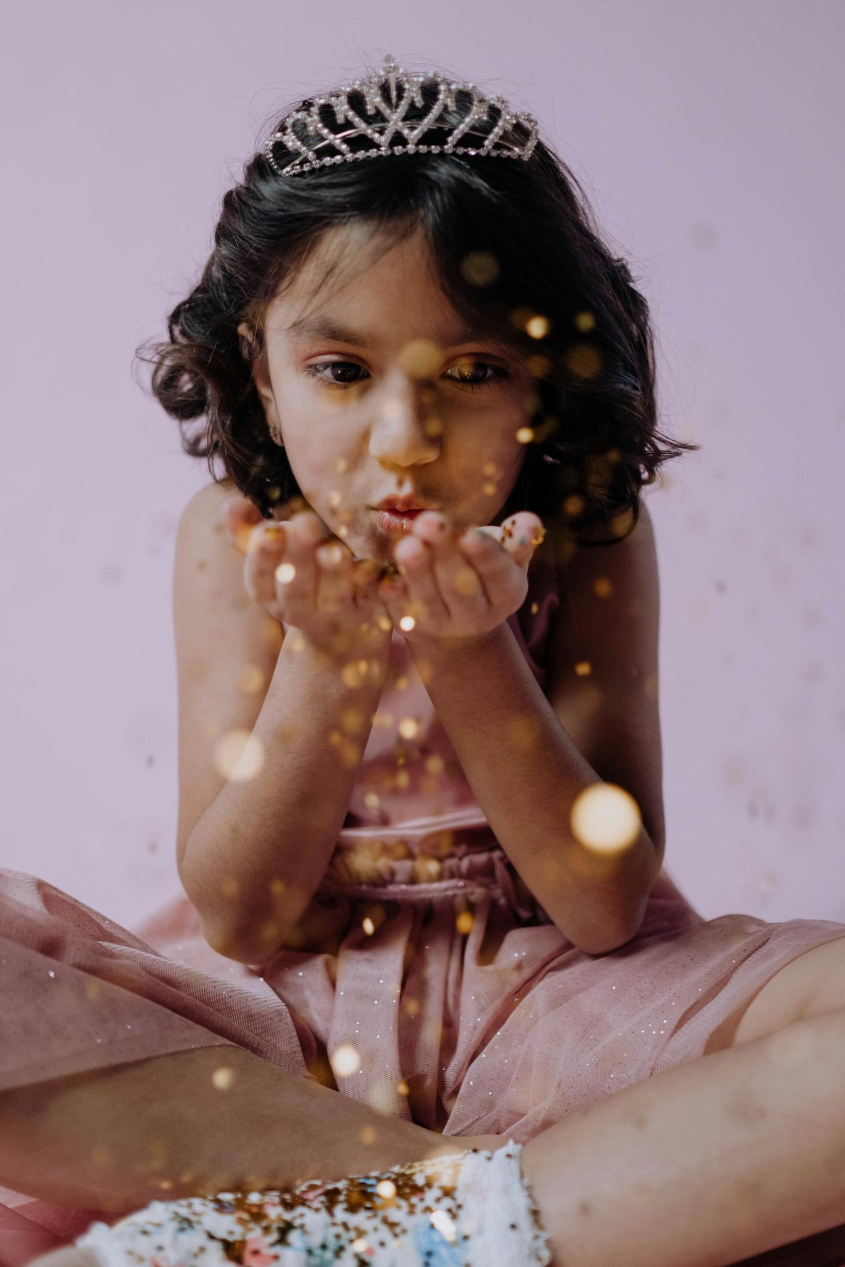 Niña con vestido y diadema