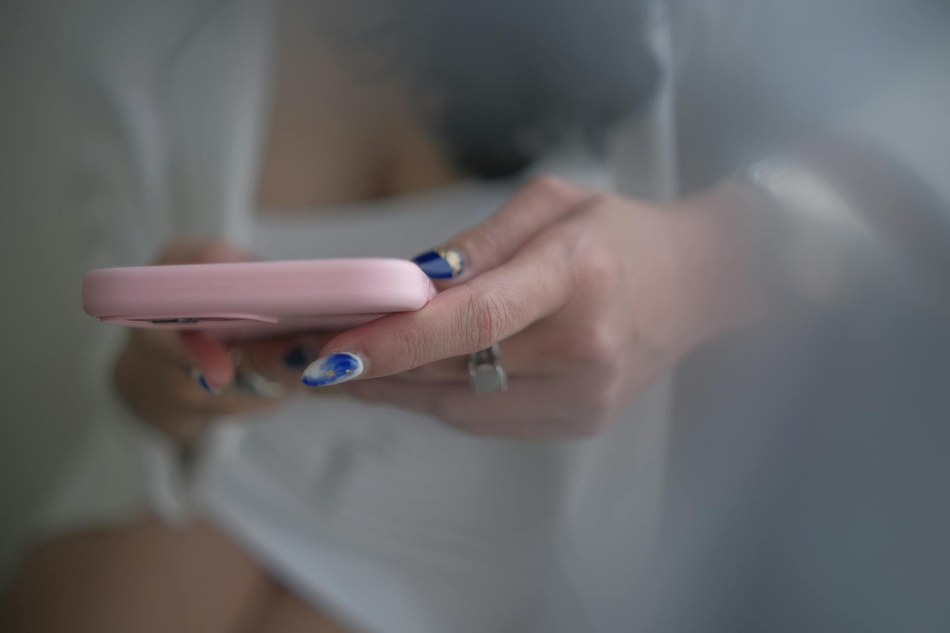 Donna che tiene il telefono