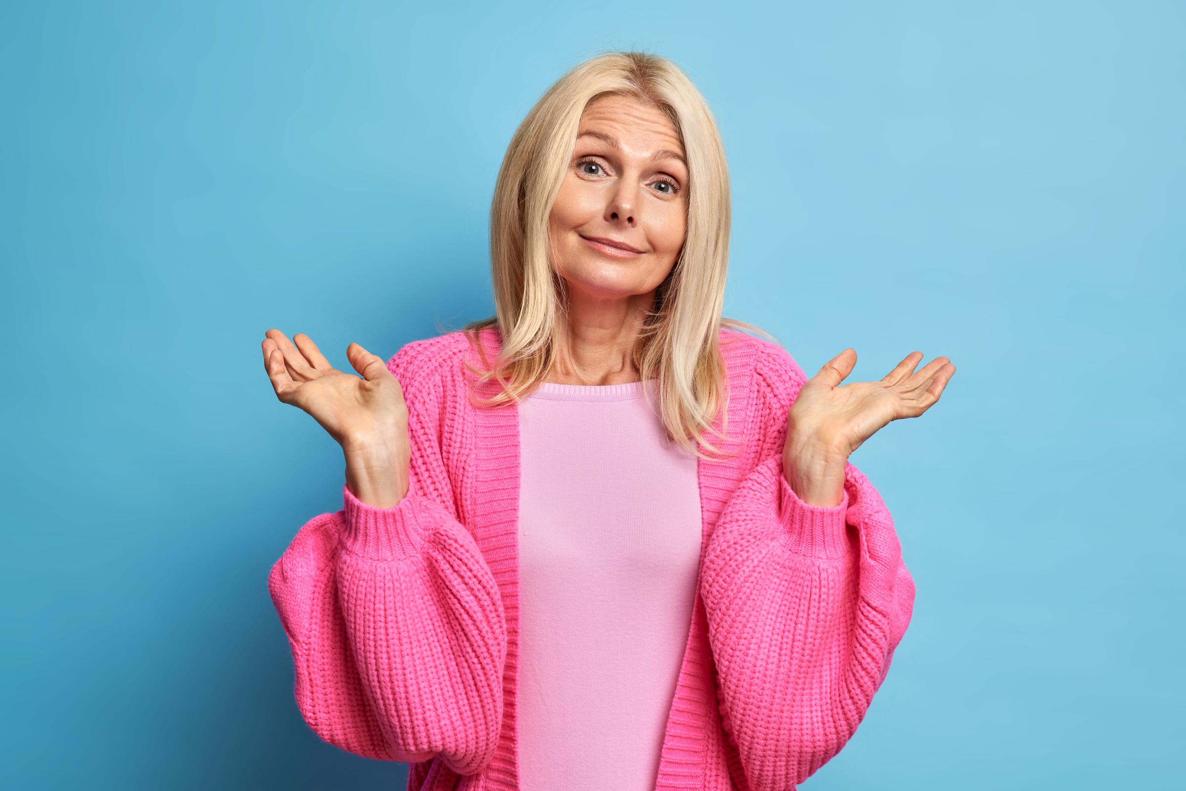 Donna anziana che scrolla le spalle con indifferenza