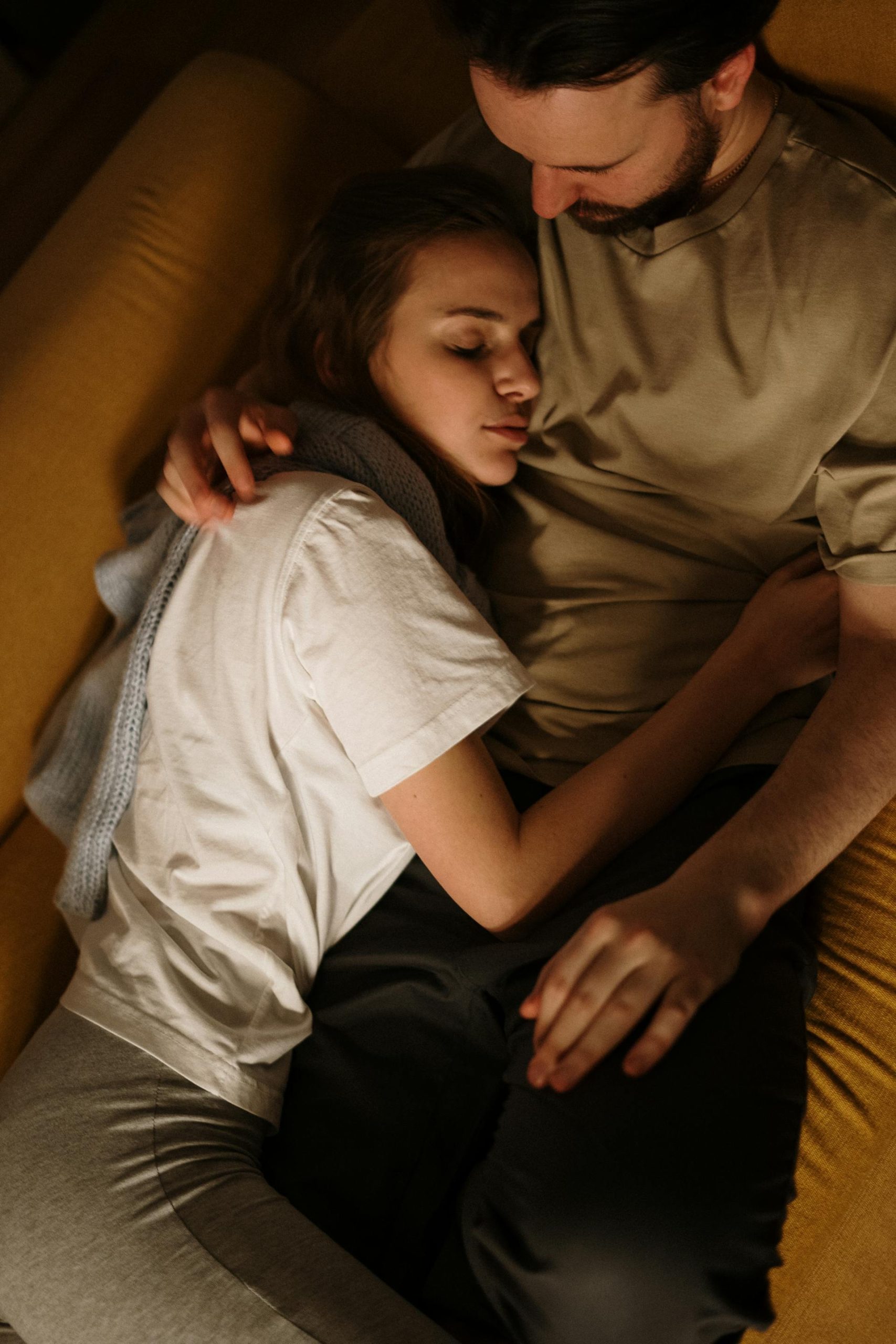 Pareja abrazada en un sofá