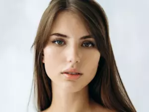 Bambina triste nasconde disegni