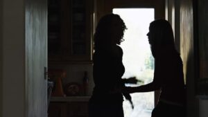 Mamma mi consegnò il testamento con uno sguardo trionfante. 'Tutto a Mark e ai suoi figli. Non otterrai un centesimo!' dichiarò. Io solo sorrisi.