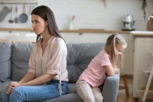 Mamma mi consegnò il testamento con uno sguardo trionfante. 'Tutto a Mark e ai suoi figli. Non otterrai un centesimo!' dichiarò. Io solo sorrisi.