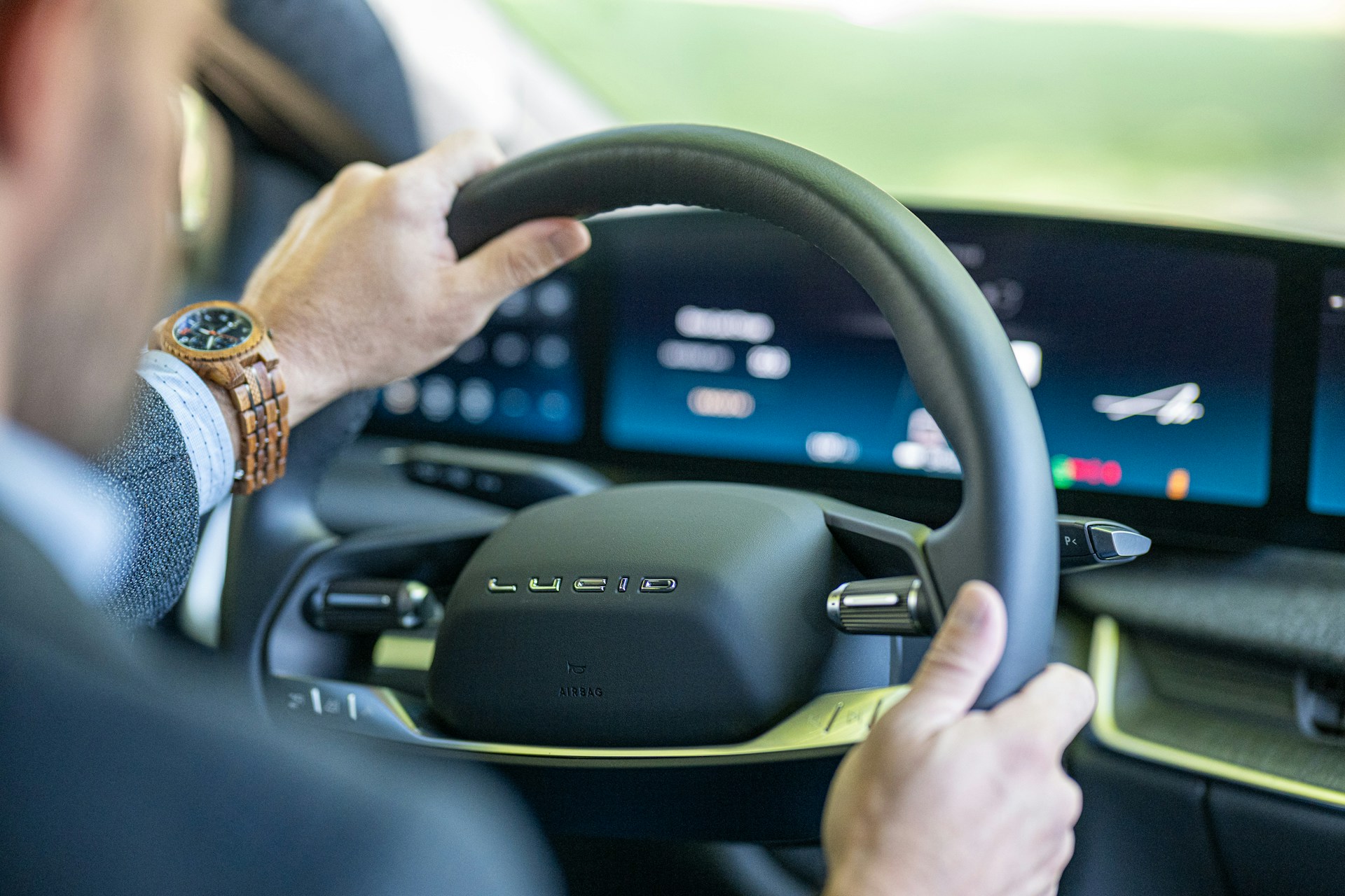 Un uomo che guida un'automobile | Fonte: Unsplash