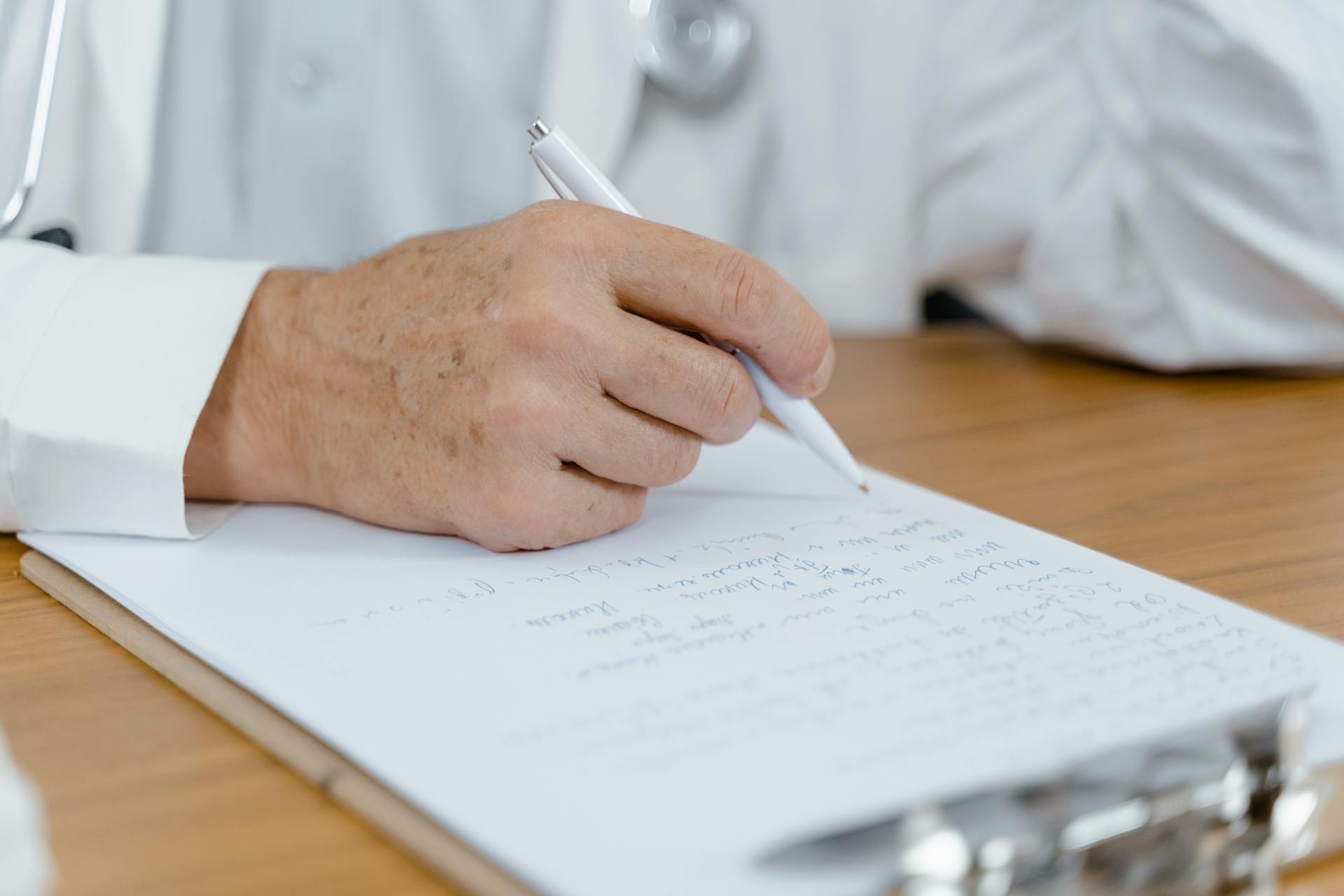 Medico che prende appunti