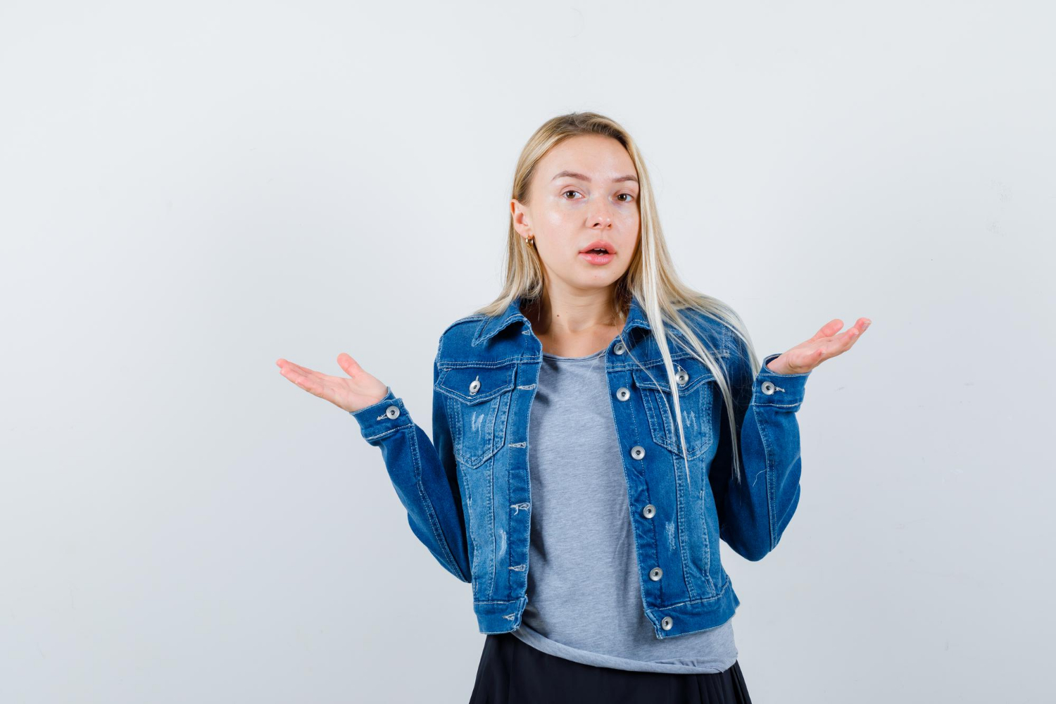 Una donna che si stringe nelle spalle | Fonte: Freepik