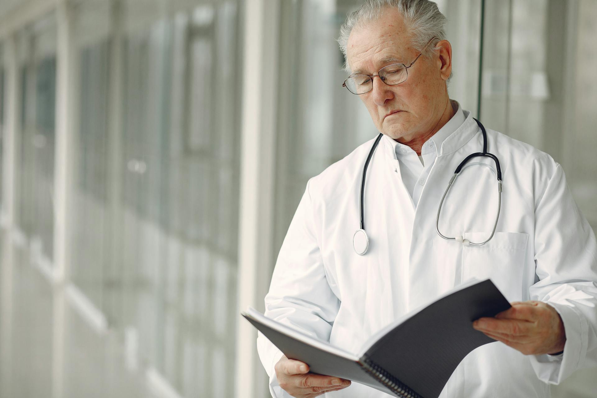 Medico che legge un referto