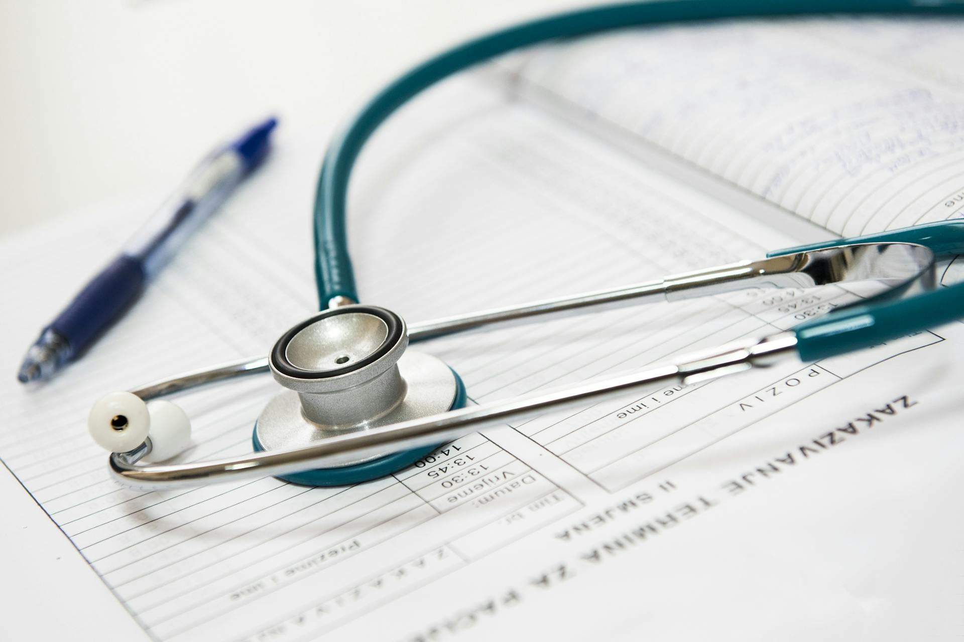 Stetoscopio su referto medico