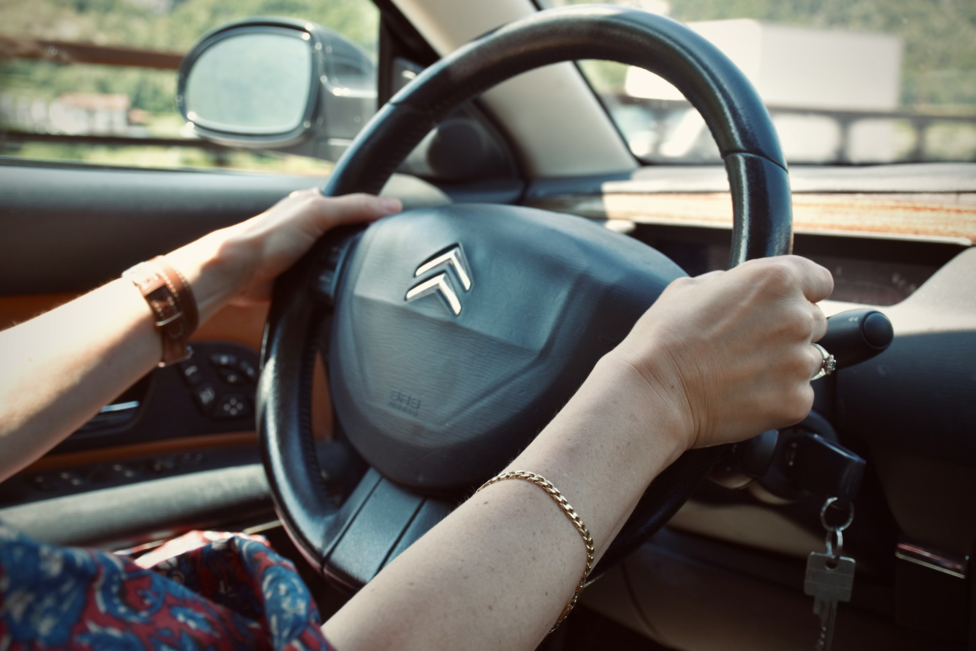 Una donna che guida un'automobile | Fonte: Unsplash