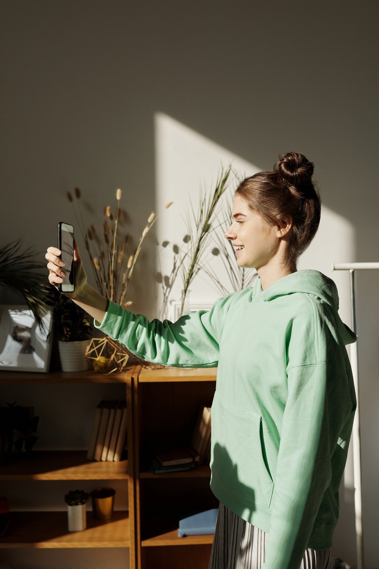 Bambina che parla al cellulare