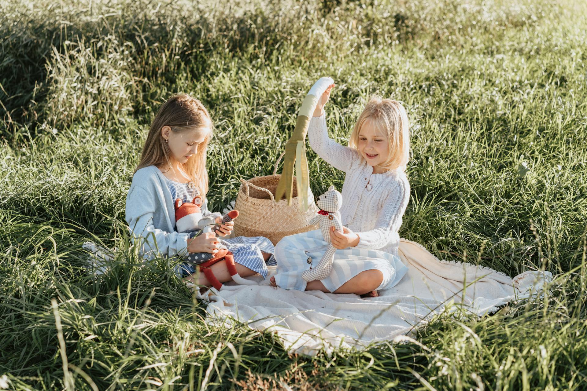 Due bambine sedute al parco