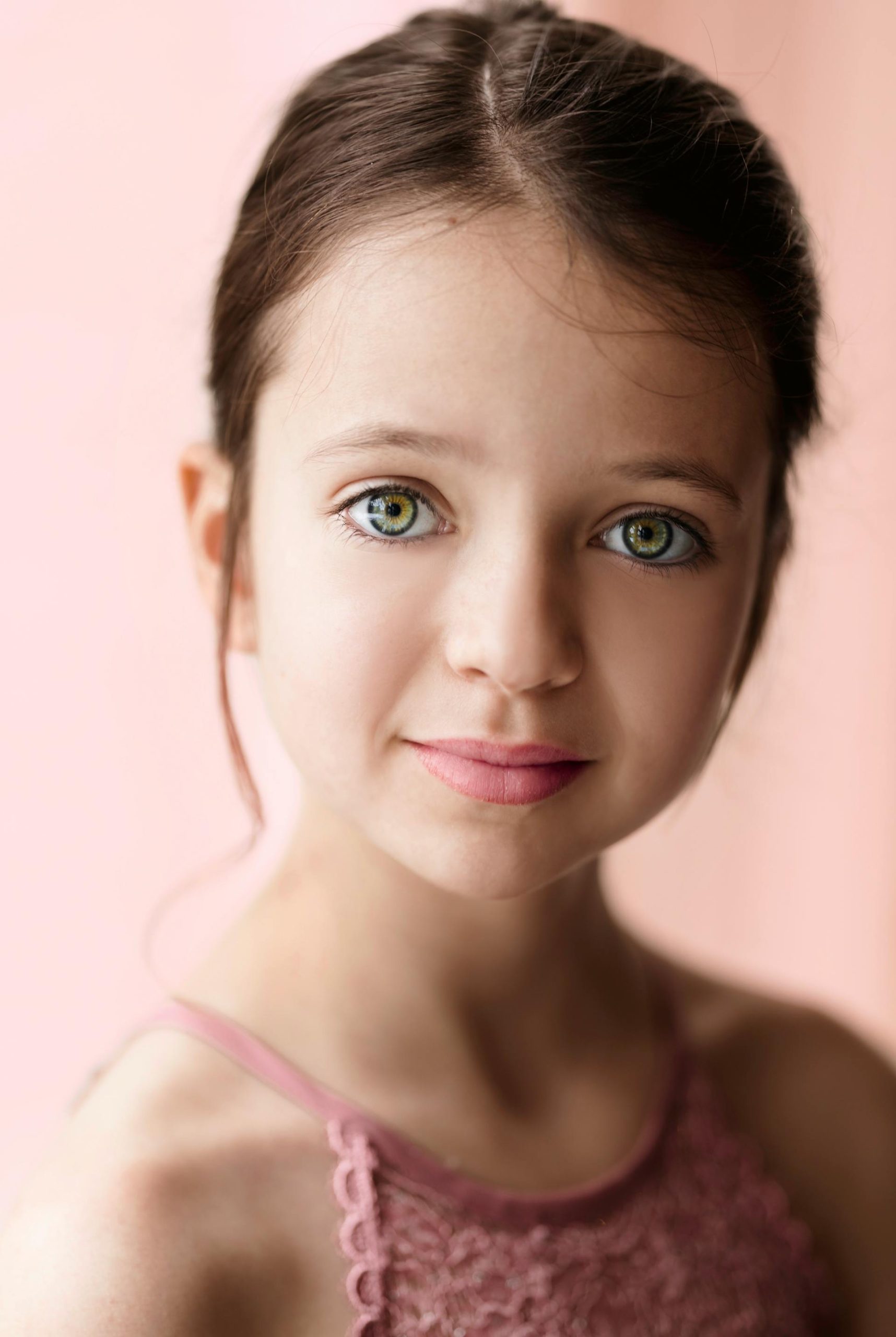 Bambina che guarda avanti