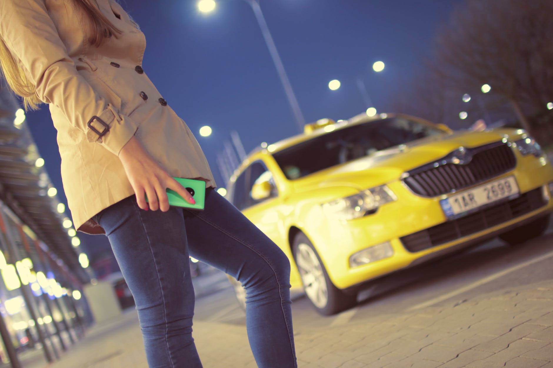 Adolescente che aspetta un taxi