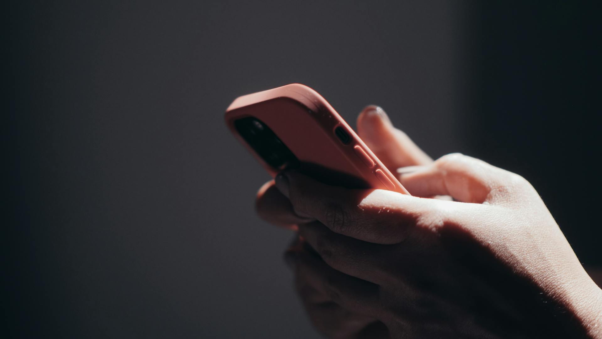 Donna che usa il telefono