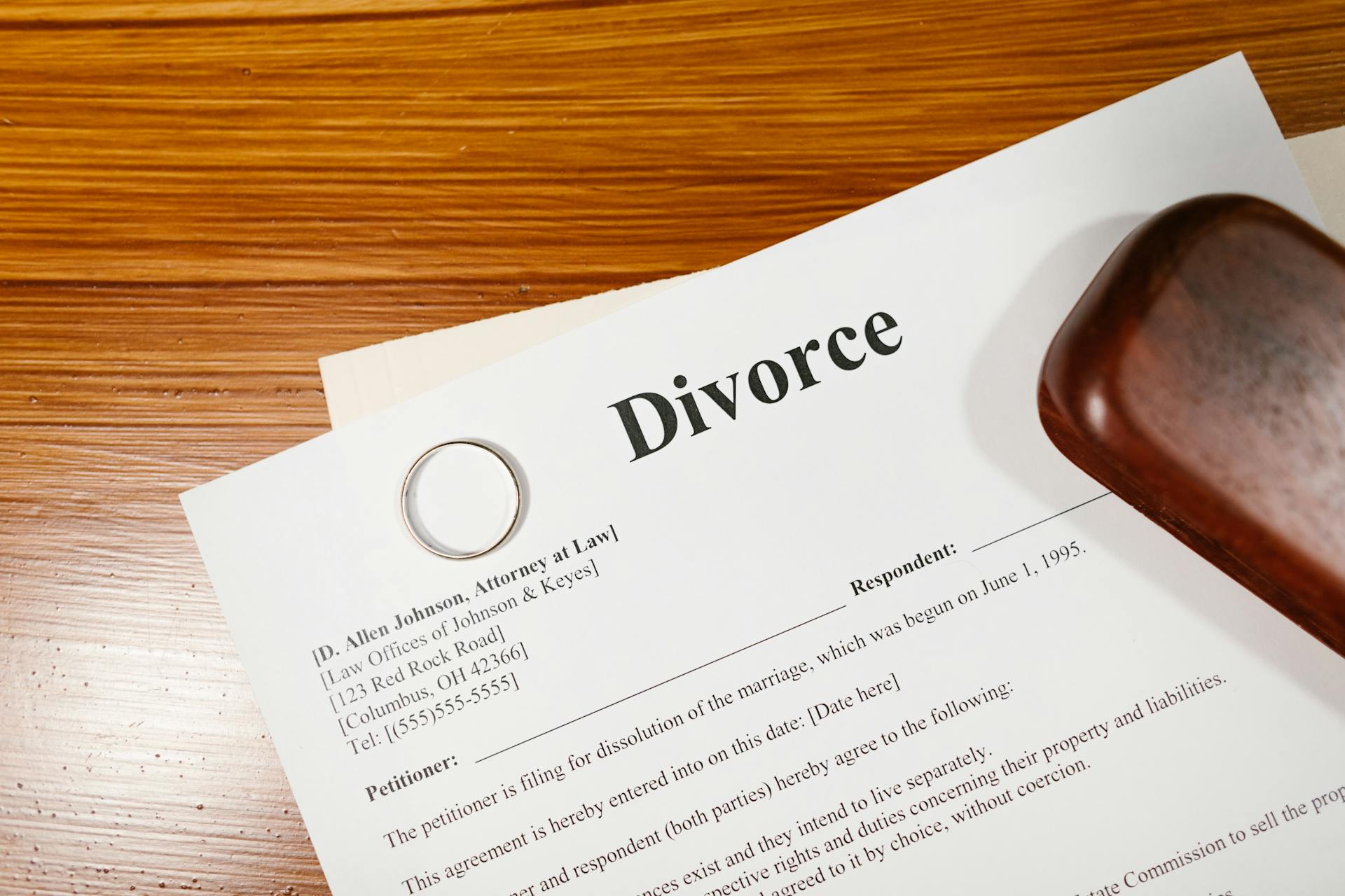 Documenti per il divorzio sul tavolo | Fonte: Pexels