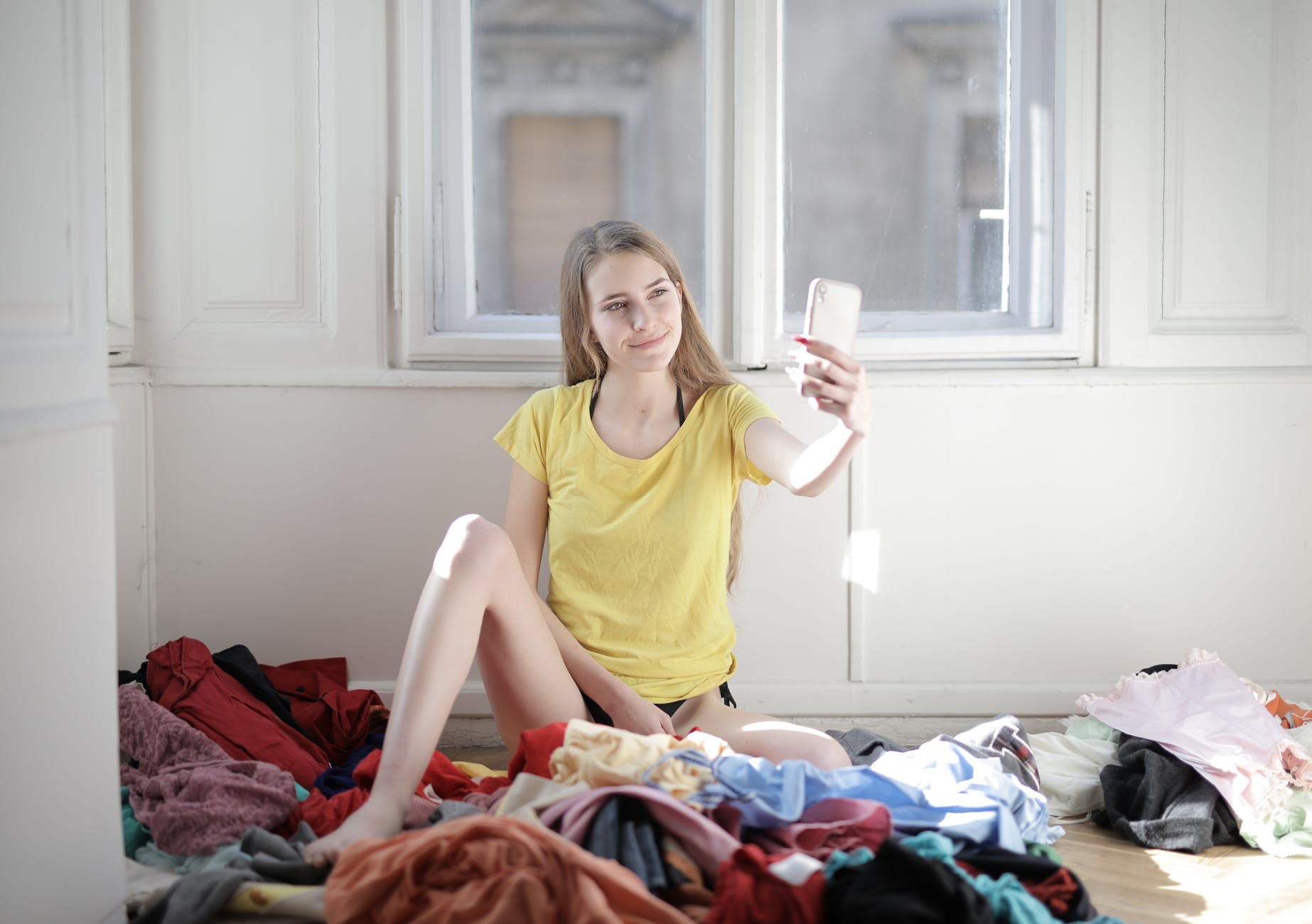 Adolescente che parla al telefono