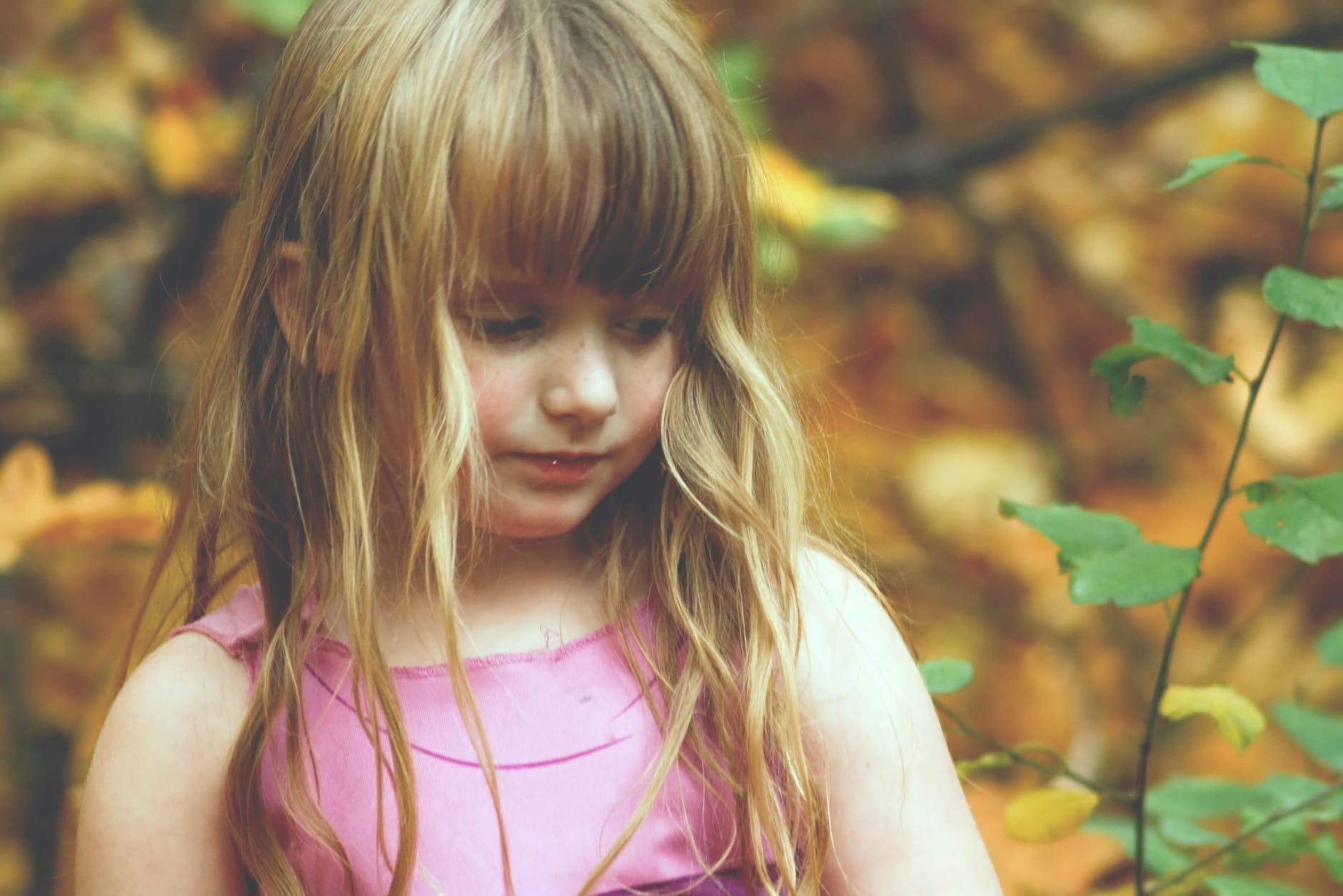 Bambina con espressione triste