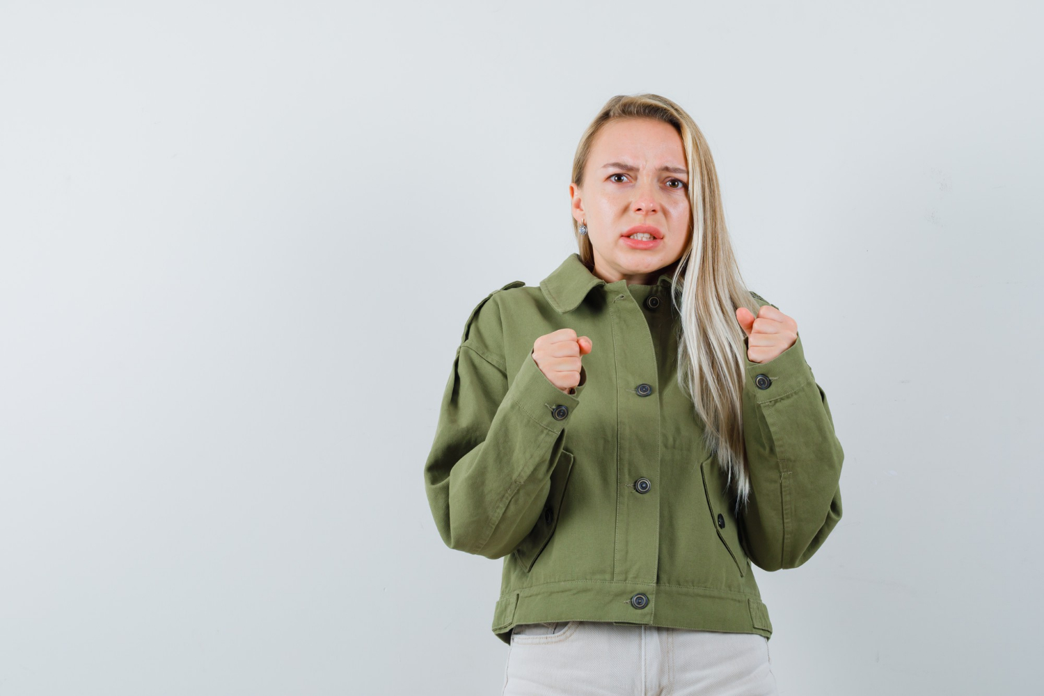 Una donna furiosa con i pugni chiusi | Fonte: Freepik