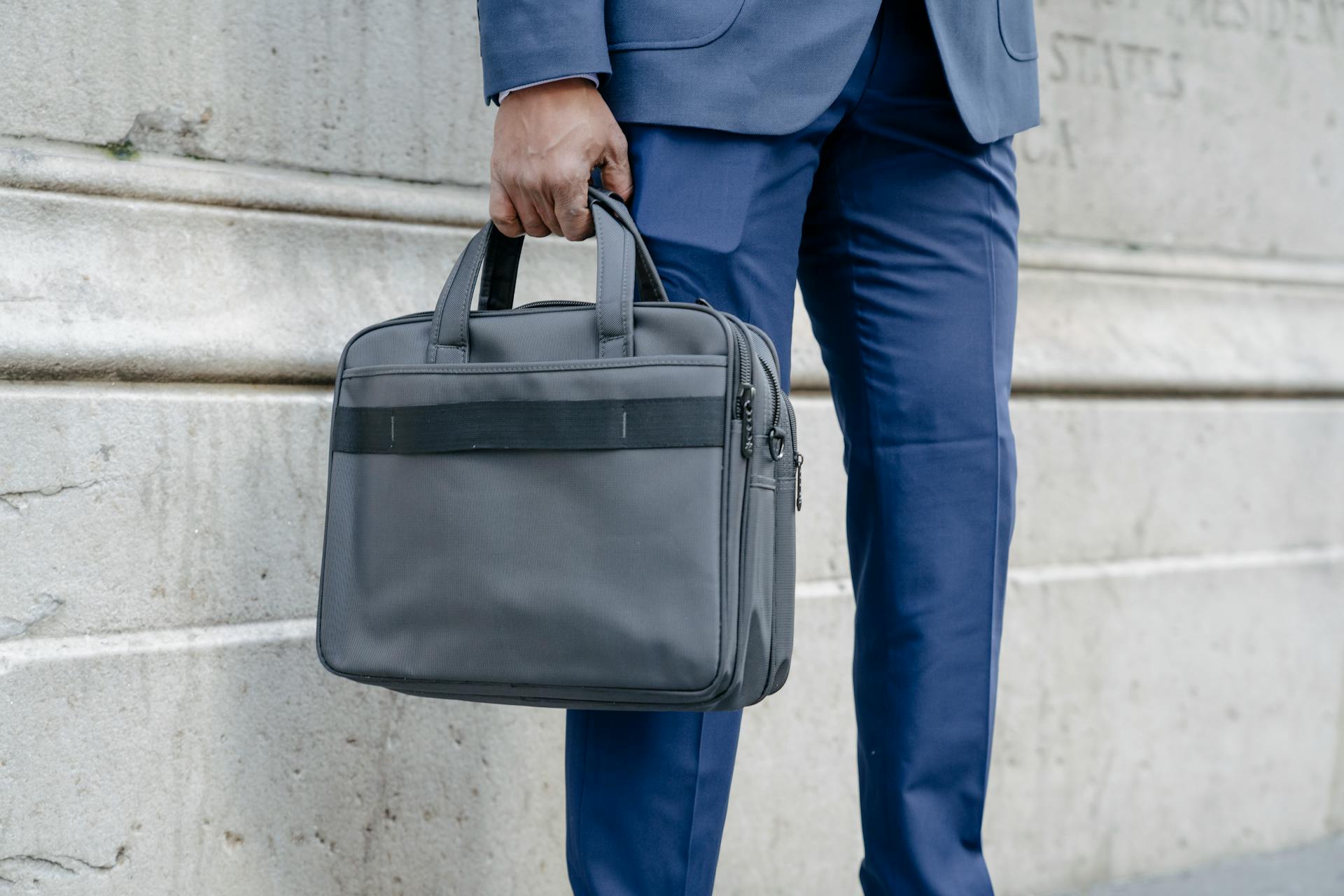 Dettaglio di un uomo con valigetta | Fonte: Pexels
