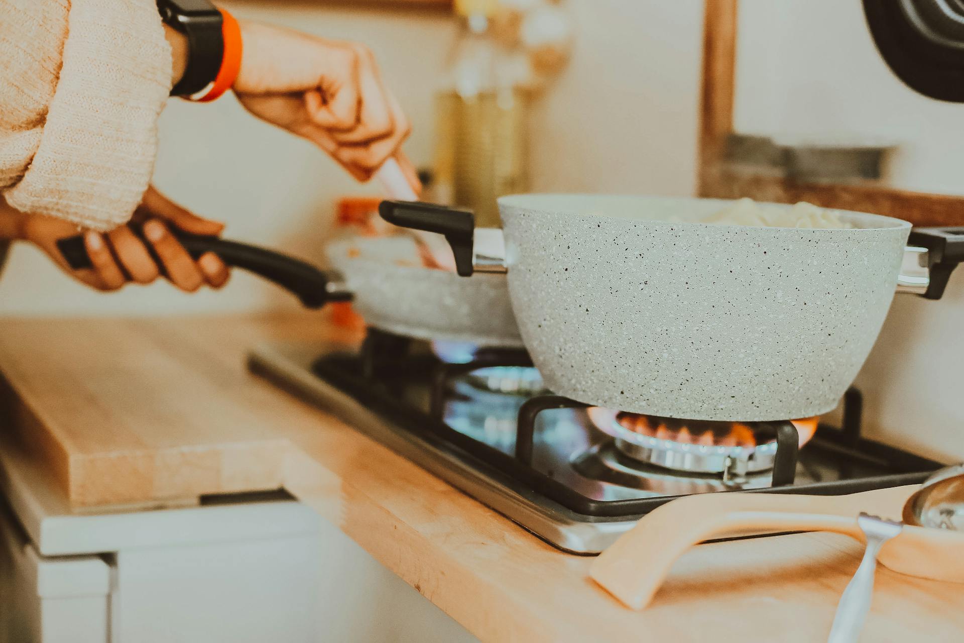 Donna che cucina