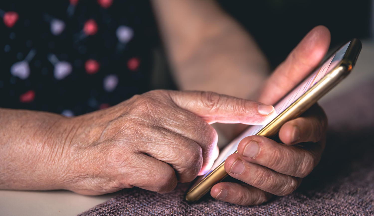 Primo piano di una donna anziana che tiene un telefono | Fonte: Freepik