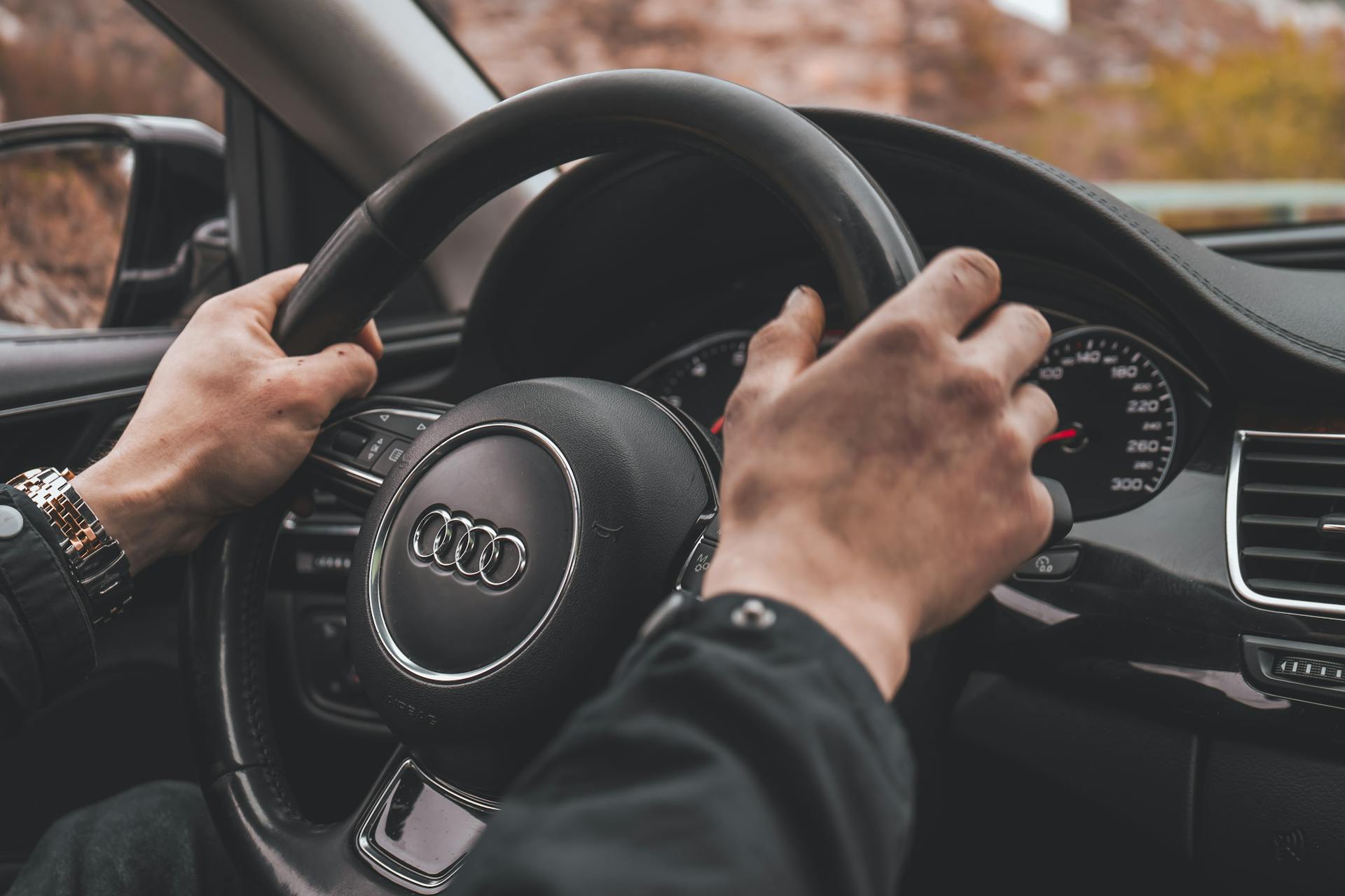 Uomo che guida un'auto