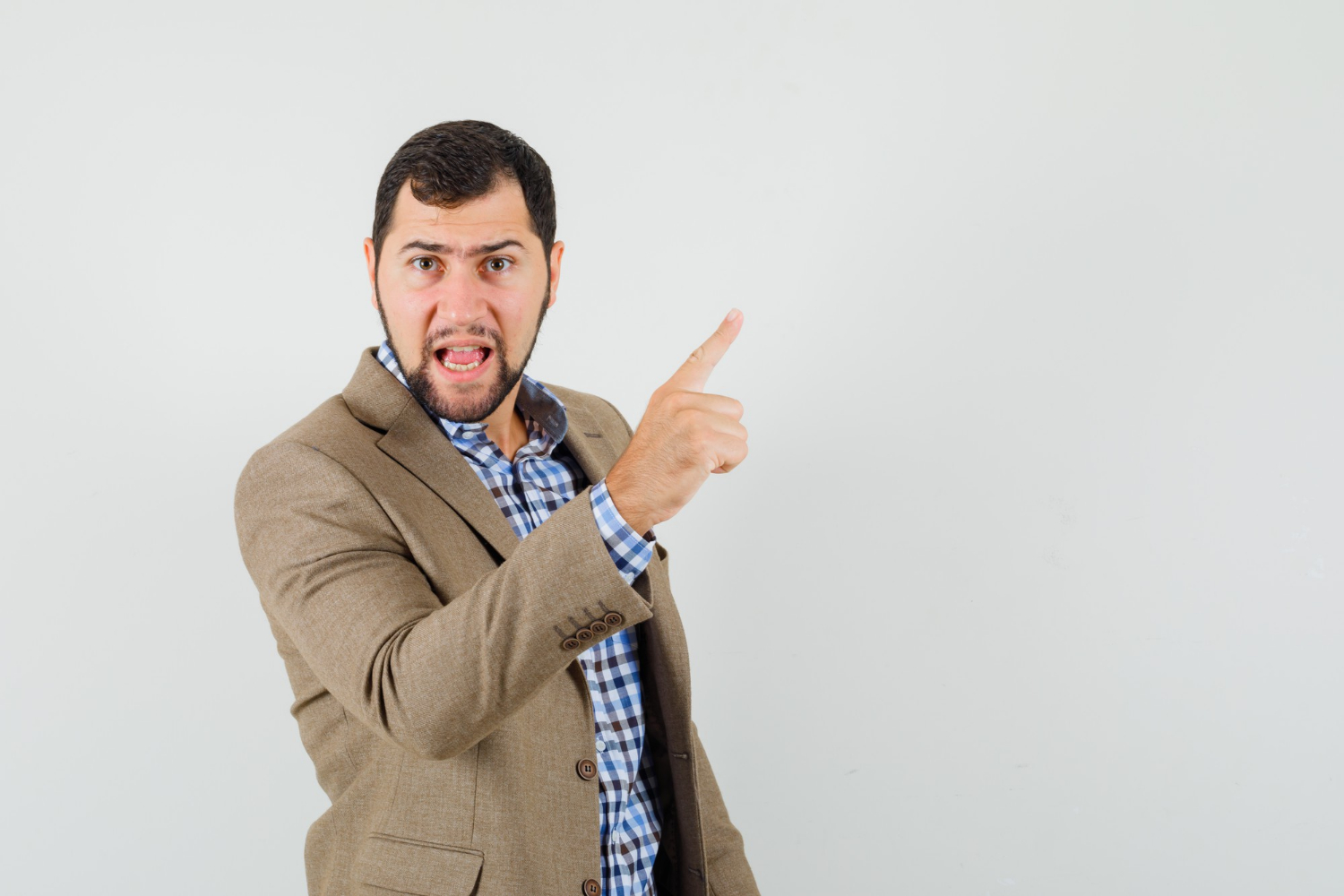 Un uomo arrabbiato che indica con il dito | Fonte: Freepik