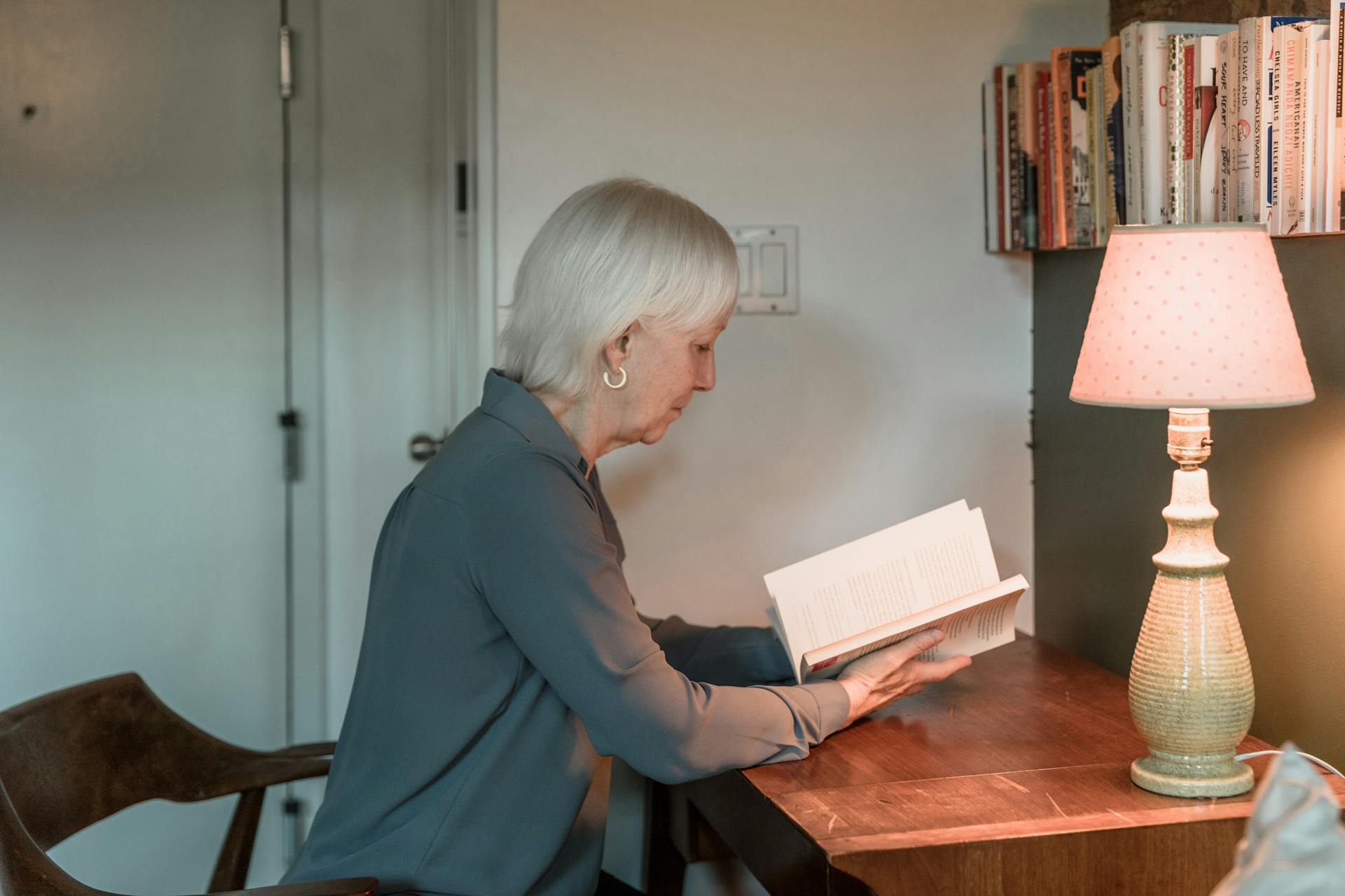 Una donna anziana che legge un libro | Fonte: Pexels