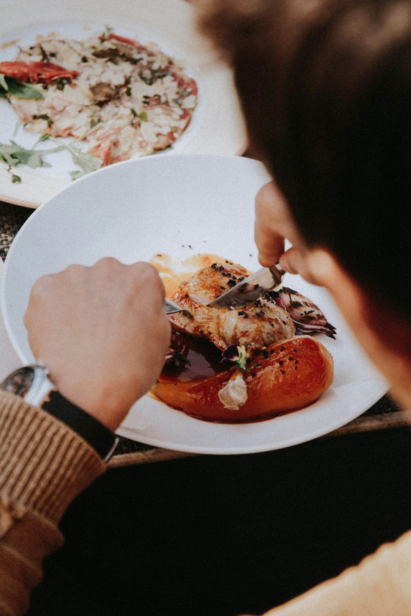 Una persona a tavola | Fonte: Unsplash